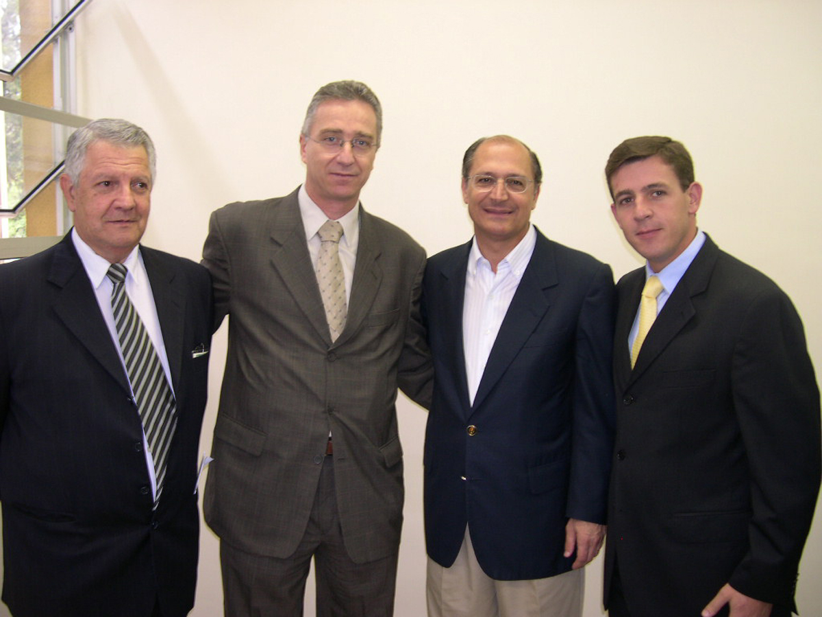 Prof. Dr. Milton Borrelli, Dr. Gerraldo Reple Sobrinho, Geraldo Alckmin e Orlando Morando<a style='float:right;color:#ccc' href='https://www3.al.sp.gov.br/repositorio/noticia/03-2008/MORANDO 130 Diadema e Santo Andre.jpg' target=_blank><i class='bi bi-zoom-in'></i> Clique para ver a imagem </a>